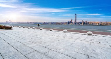 Boş tuğla zemin ve şehrin ufuk çizgisi arka planı