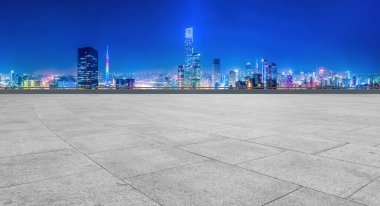 Boş tuğla zemin ve şehrin ufuk çizgisi arka planı