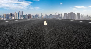 Yol ve şehir binaları