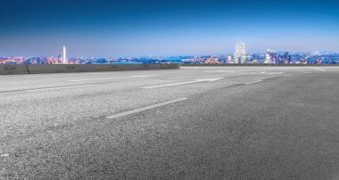 Boş asfalt yol ve şehrin ufuk çizgisi ve manzarası, Chin.