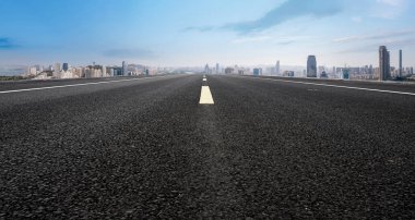 Yol ve şehir binaları
