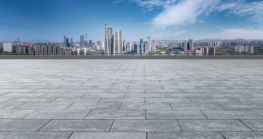 Boş tuğla zemin ve şehrin ufuk çizgisi arka planı