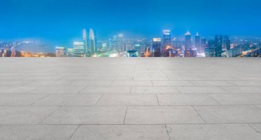 Panoramik ufuk çizgisi ve modern yapılı boş kare döşemeler