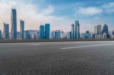 Yol ve şehir binaları