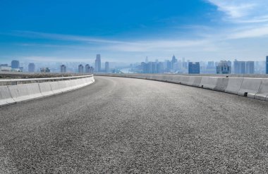 Boş asfalt yol ve şehrin ufuk çizgisi ve manzarası, Chin.