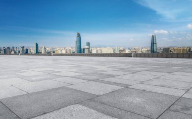 Boş tuğla zemin ve şehrin ufuk çizgisi arka planı