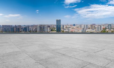 Boş tuğla zemin ve şehrin ufuk çizgisi arka planı