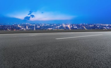 Boş asfalt yol ve şehrin ufuk çizgisi ve manzarası, Chin.