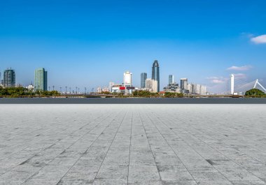 Boş tuğla zemin ve şehrin ufuk çizgisi arka planı