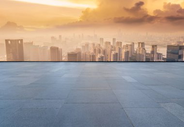 Panoramik ufuk çizgisi ve modern yapılı boş kare döşemeler