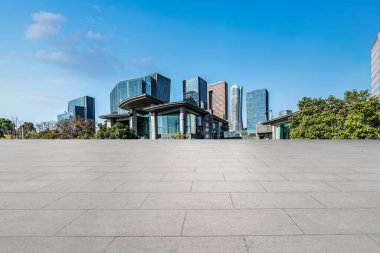 Boş tuğla zemin ve şehrin ufuk çizgisi arka planı