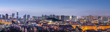 Qingdao şehir gece görüşünün hava fotoğrafçılığı