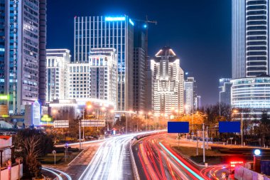 Şehir ekonomisindeki trafik ışığı ve gölge izlerinin gece görüşü