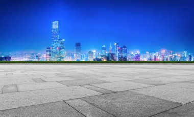 Boş tuğla zemin ve şehrin ufuk çizgisi arka planı