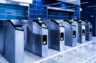 Modern Çin metro istasyonunun iç görünümü