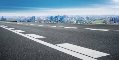 Yol ve şehir binaları