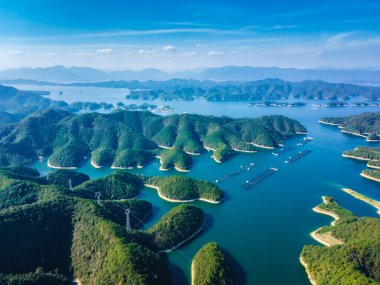 Hangzhou Qiandao La 'nın doğal manzarasının havadan çekilmiş fotoğrafı.
