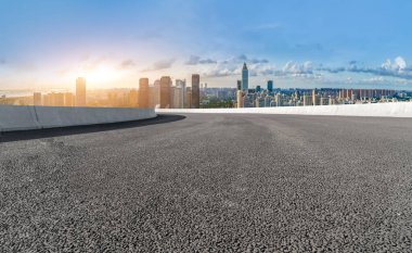 Boş asfalt yol ve şehrin ufuk çizgisi ve manzarası, Chin.