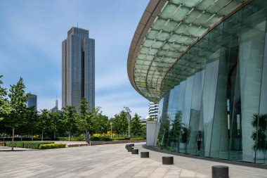 Tianjin 'deki Haihe Nehri boyunca modern mimarinin sokak görüntüsü