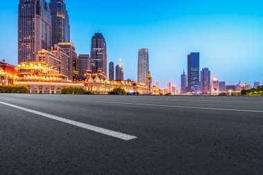 Boş asfalt yol ve şehrin ufuk çizgisi ve manzarası, Chin.