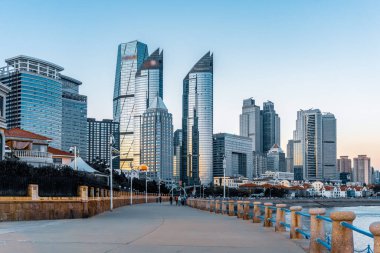 Qingdao finans merkezi gökdelen sokak manzarası