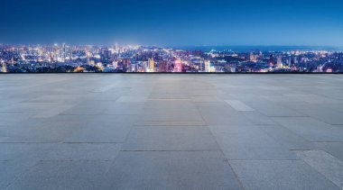 Panoramik ufuk çizgisi ve modern yapılı boş kare döşemeler