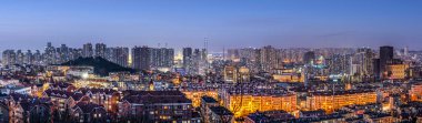 Qingdao şehir gece görüşünün hava fotoğrafçılığı