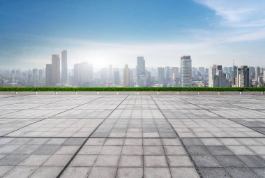 Boş tuğla zemin ve şehrin ufuk çizgisi arka planı