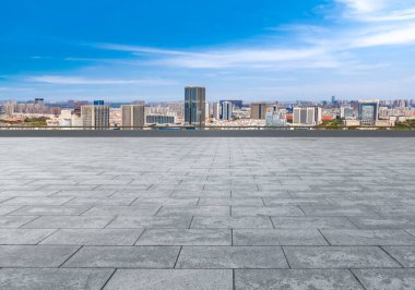 Boş tuğla zemin ve şehrin ufuk çizgisi arka planı