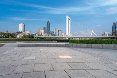 Boş tuğla zemin ve şehrin ufuk çizgisi arka planı