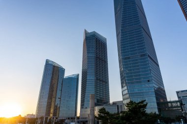 Qingdao finans merkezi gökdelen sokak manzarası