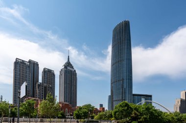 Tianjin 'deki Haihe Nehri boyunca modern mimarinin sokak görüntüsü