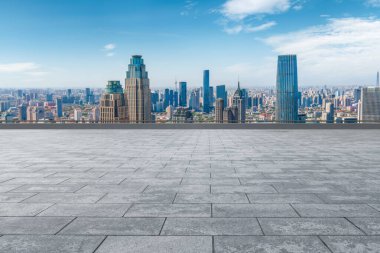 Panoramik ufuk çizgisi ve modern yapılı boş kare döşemeler