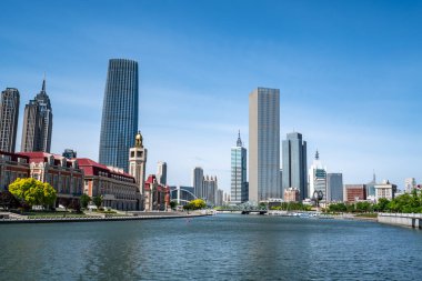 Tianjin 'deki Haihe Nehri boyunca modern mimarinin sokak görüntüsü