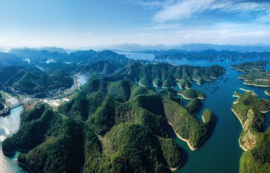 Hangzhou Qiandao La 'nın doğal manzarasının havadan çekilmiş fotoğrafı.