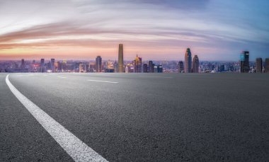 Boş asfalt yol ve şehrin ufuk çizgisi ve manzarası, Chin.