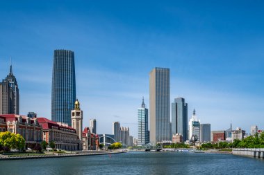 Tianjin 'deki Haihe Nehri boyunca modern mimarinin sokak görüntüsü