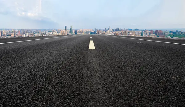 Boş asfalt yol ve şehrin ufuk çizgisi ve manzarası, Chin.