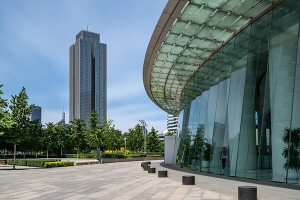 Вид на современную архитектуру вдоль реки Хайхэ в Тяньцзине