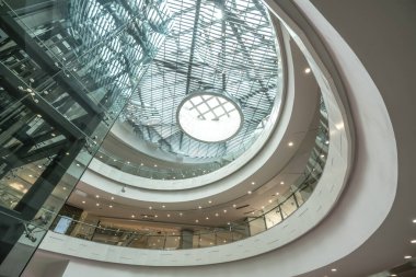 Alışveriş merkezindeki gezici asansör