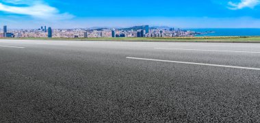 Boş asfalt yol ve şehrin ufuk çizgisi ve manzarası, Chin.