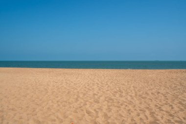 Okyanus geçmişi olan bir voleybol sahası. Yaz sporları