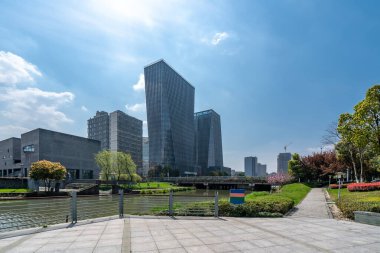 Güneydeki modern mimari ofis binası.