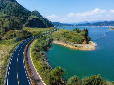 Açık orman yolunda hava fotoğrafçılığı