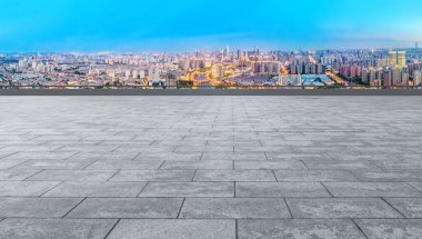 Boş kare zemin ve şehir binaları arka plan