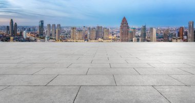 Boş tuğla zemin ve şehrin ufuk çizgisi arka planı