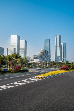 Merkez ticaret bölgesi, yollar ve gökdelenler, Xiamen, Çin.