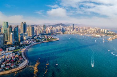 Qingdao şehrinin kıyı manzarasının hava fotoğrafçılığı