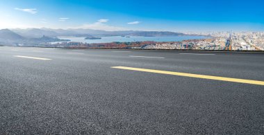 Panoramik ufuk çizgisi ve modern binalarla dolu boş asfalt yol