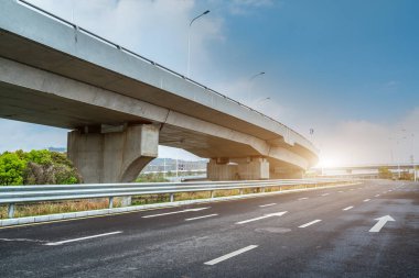Asfalt yol ve kentsel viyadük